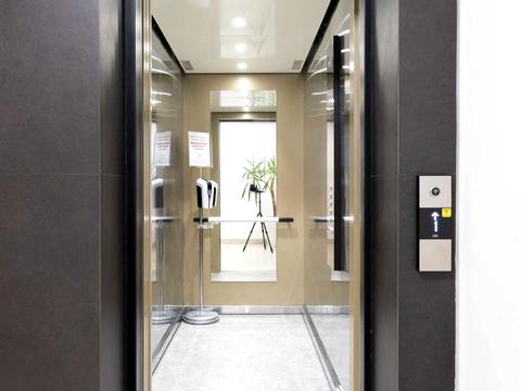 комерційна за адресою Зелена, 151