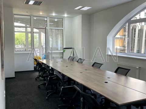 комерційна за адресою Антоновича вул. (Горького), 72