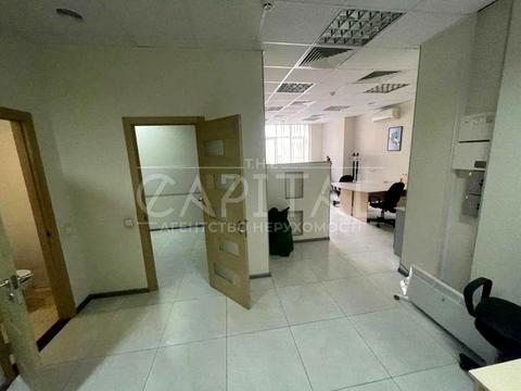 комерційна за адресою Анни Ахматової вул., 22