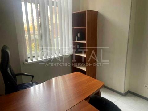 комерційна за адресою Анни Ахматової вул., 22