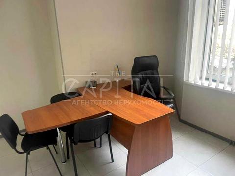 комерційна за адресою Анни Ахматової вул., 22