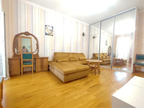 квартира за адресою Королеви Єлизавети ІІ вул. (Глинки), 18