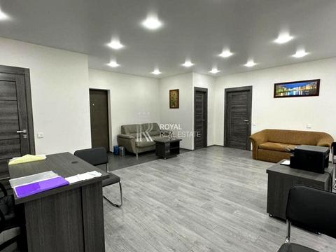 комерційна за адресою Любомира Гузара просп. (Космонавта Комарова), 3