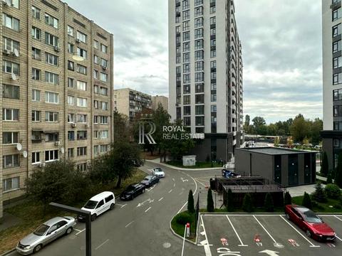 комерційна за адресою Любомира Гузара просп. (Космонавта Комарова), 3