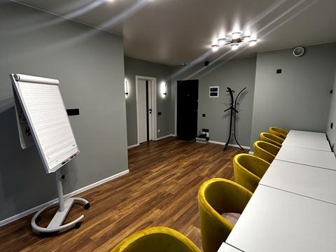 комерційна за адресою Дніпровська набережна вул., 20-А