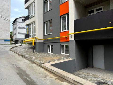 комерційна за адресою Кам'янецька вул., 100/2