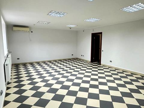 комерційна за адресою Тролейбусна вул., 15