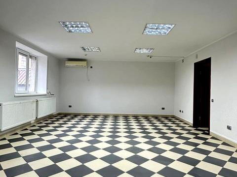 комерційна за адресою Тролейбусна вул., 15