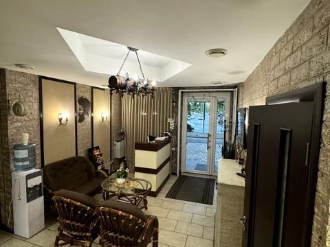 комерційна за адресою Академіка Корольова вул., 28