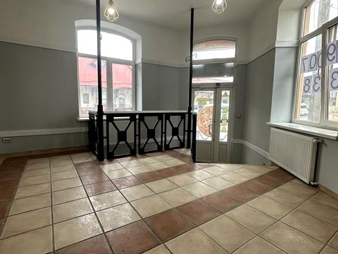 комерційна за адресою Залізнична вул., 31