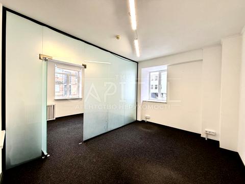 комерційна за адресою Володимирська вул., 10