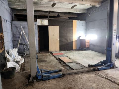 паркомісце за адресою Євгена Плужника вул., 3