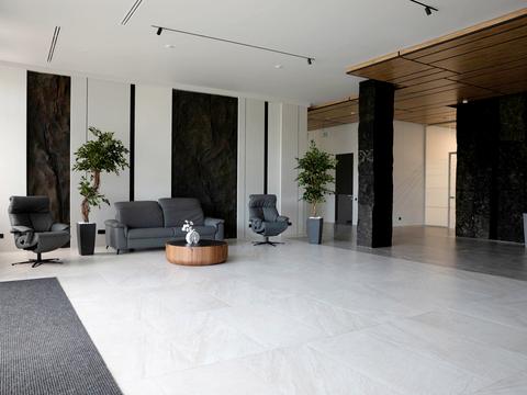 коммерческая по адресу Київська ул., 19а