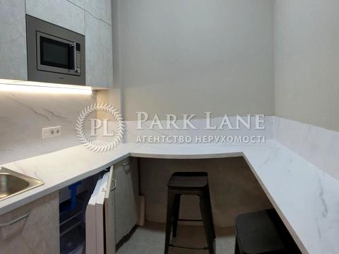 комерційна за адресою Жилянська вул., 68