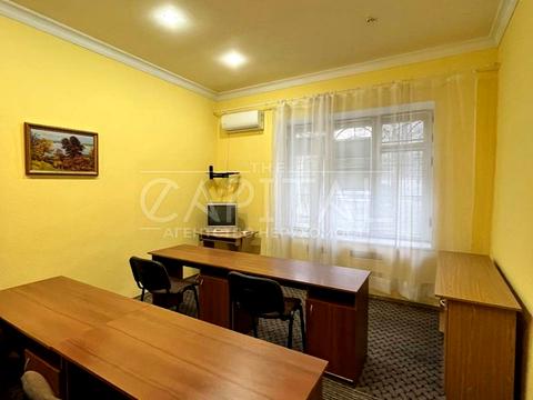 комерційна за адресою Інститутська вул., 22/7