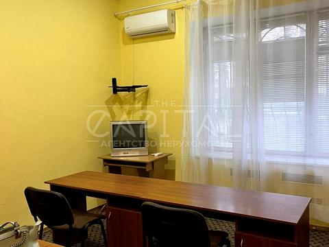 комерційна за адресою Інститутська вул., 22/7