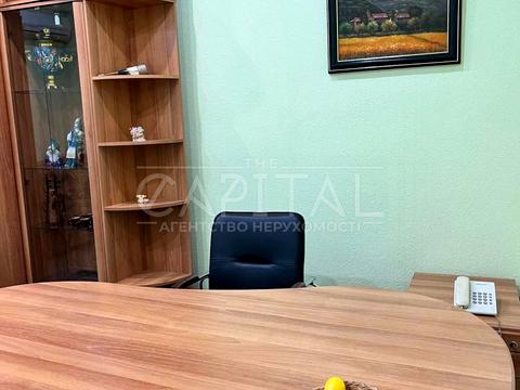 комерційна за адресою Інститутська вул., 22/7