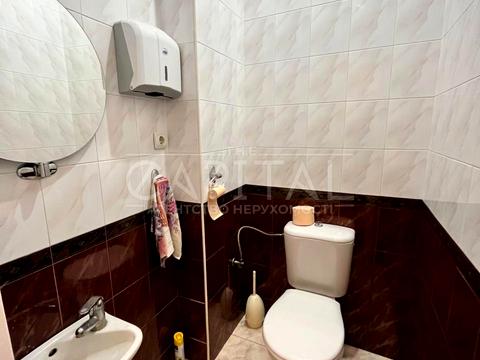 комерційна за адресою Інститутська вул., 22/7