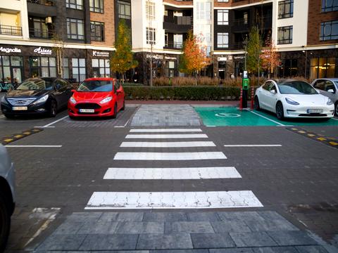 комерційна за адресою Ольги Кобилянської вул. (Достоєвського), 1-В/16