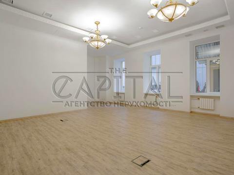 комерційна за адресою Контрактова пл., 10-А