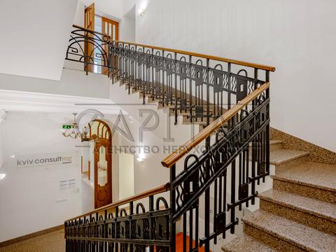 комерційна за адресою Контрактова пл., 10-А