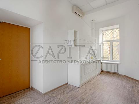 комерційна за адресою Контрактова пл., 10-А