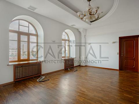 комерційна за адресою Контрактова пл., 10-А