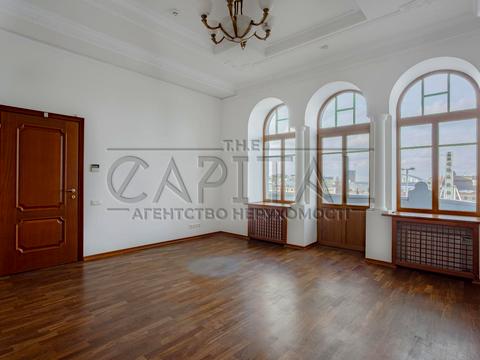 комерційна за адресою Контрактова пл., 10-А