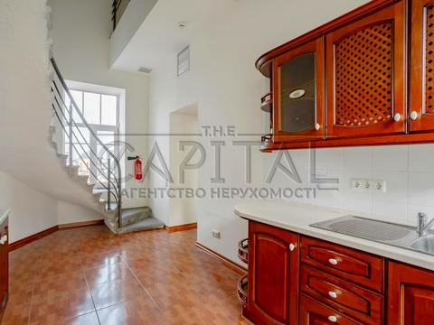 комерційна за адресою Контрактова пл., 10-А