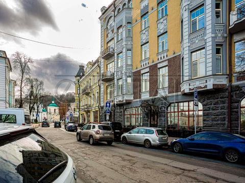 комерційна за адресою Контрактова пл., 10-А