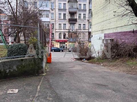 комерційна за адресою Саксаганського вул., 46