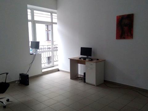 комерційна за адресою Тичини вул., 65