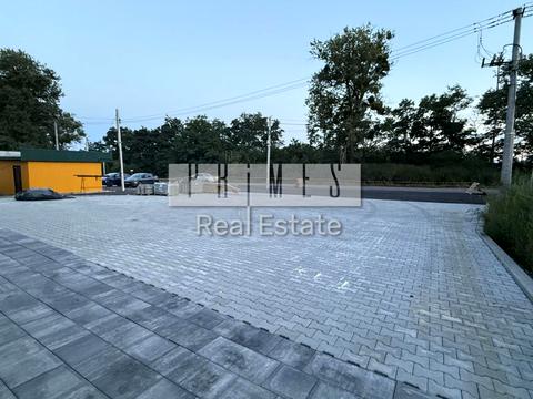 комерційна за адресою Довженка вул., 2