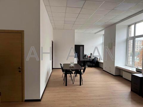 комерційна за адресою Хрещатик вул. (Kreschatic), 7/11