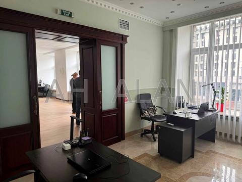 комерційна за адресою Хрещатик вул. (Kreschatic), 7/11