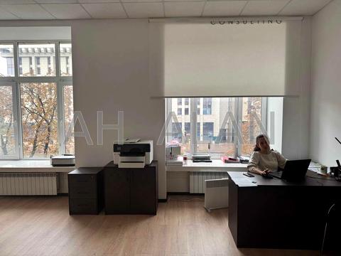 комерційна за адресою Хрещатик вул. (Kreschatic), 7/11