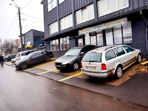 комерційна за адресою Кам'янецька, 184