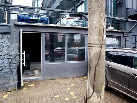 комерційна за адресою Кам'янецька, 184