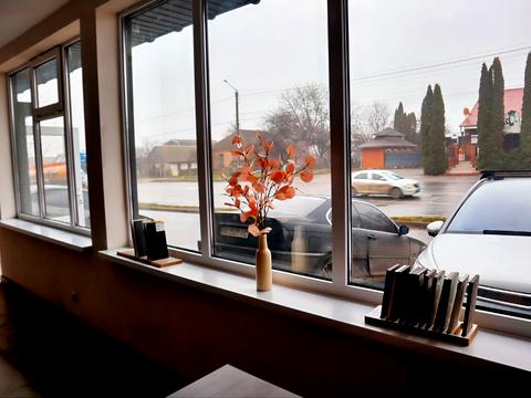 комерційна за адресою Кам'янецька вул., 184