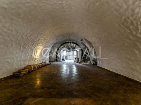 комерційна за адресою Євгена Коновальця вул. (Щорса), 44