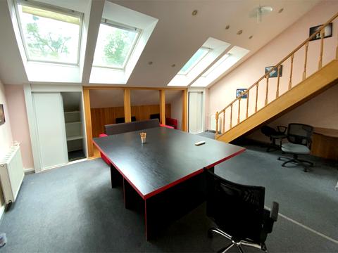 комерційна за адресою Юрія Іллєнка вул. (Мельникова), 12-А