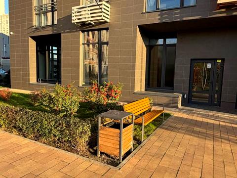 комерційна за адресою Дніпровська набережна вул., 16-Д