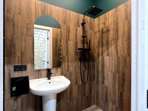 комерційна за адресою Різницька вул., 11