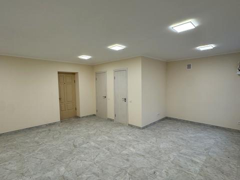 комерційна за адресою Білогородська вул., 25