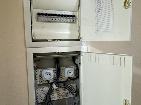 комерційна за адресою Білогородська вул., 25