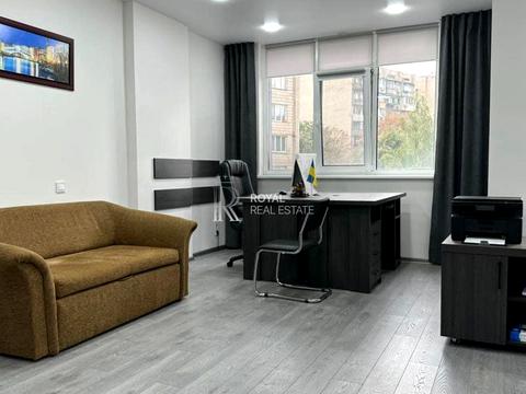 комерційна за адресою Любомира Гузара просп. (Космонавта Комарова), 3