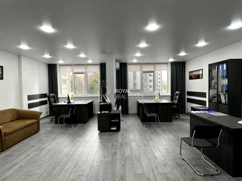 комерційна за адресою Любомира Гузара просп. (Космонавта Комарова), 3