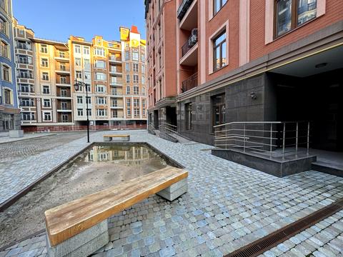 комерційна за адресою Дегтярна вул., 18