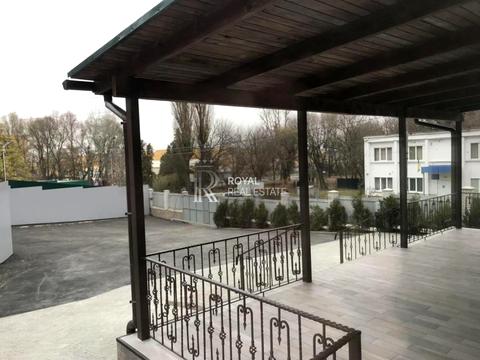 комерційна за адресою Лауреатська вул., 8