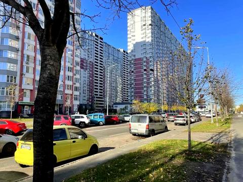 комерційна за адресою Драгоманова вул., 7